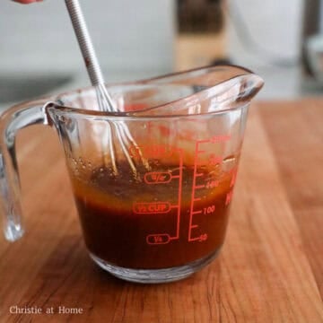 In a small bowl, combine the sauce ingredients as listed above and set aside.