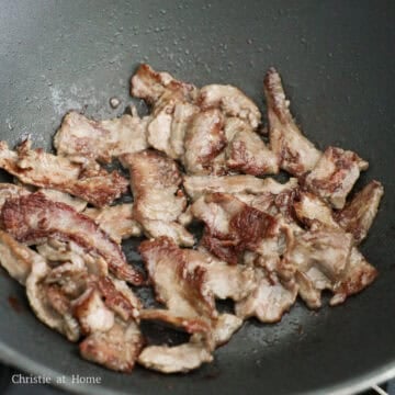 Heat 1 tablespoon or 15 ml vegetable oil in a dry wok or large pan on medium-high heat. Fry marinated beef until cooked and browned on the edges, about 1-2 minutes. Remove and set aside.