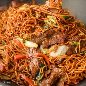 Add cooked beef, bean sprouts and green onions and mix everything together for another 30 seconds. Serve and enjoy!