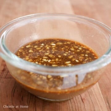 In a small bowl, combine the sauce ingredients as listed above and set aside.Â