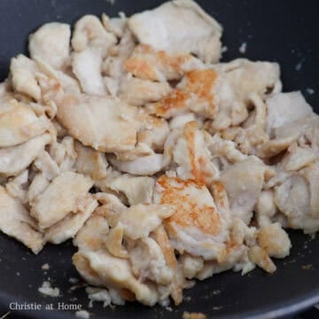 Heat 1 tablespoon or 15 ml vegetable oil in a large pan on medium-high heat, cook marinated chicken until cooked through. Remove from the pan and set aside.Â