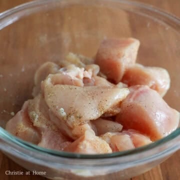 In a large bowl, season diced chicken with salt, garlic and black pepper. Set aside.