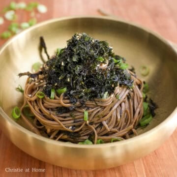 Transfer the noodles into the bowl with the noodle sauce. Add roasted seaweed flakes and toss well. Then optionally garnish with sesame seeds, green onions, more roasted seaweed flakes, or chili pepper. Enjoy!